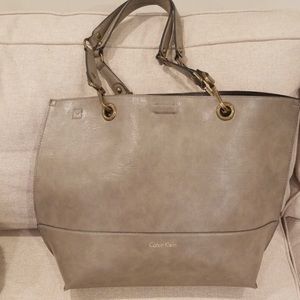Calvin Klein reversible leather
shoulder tote